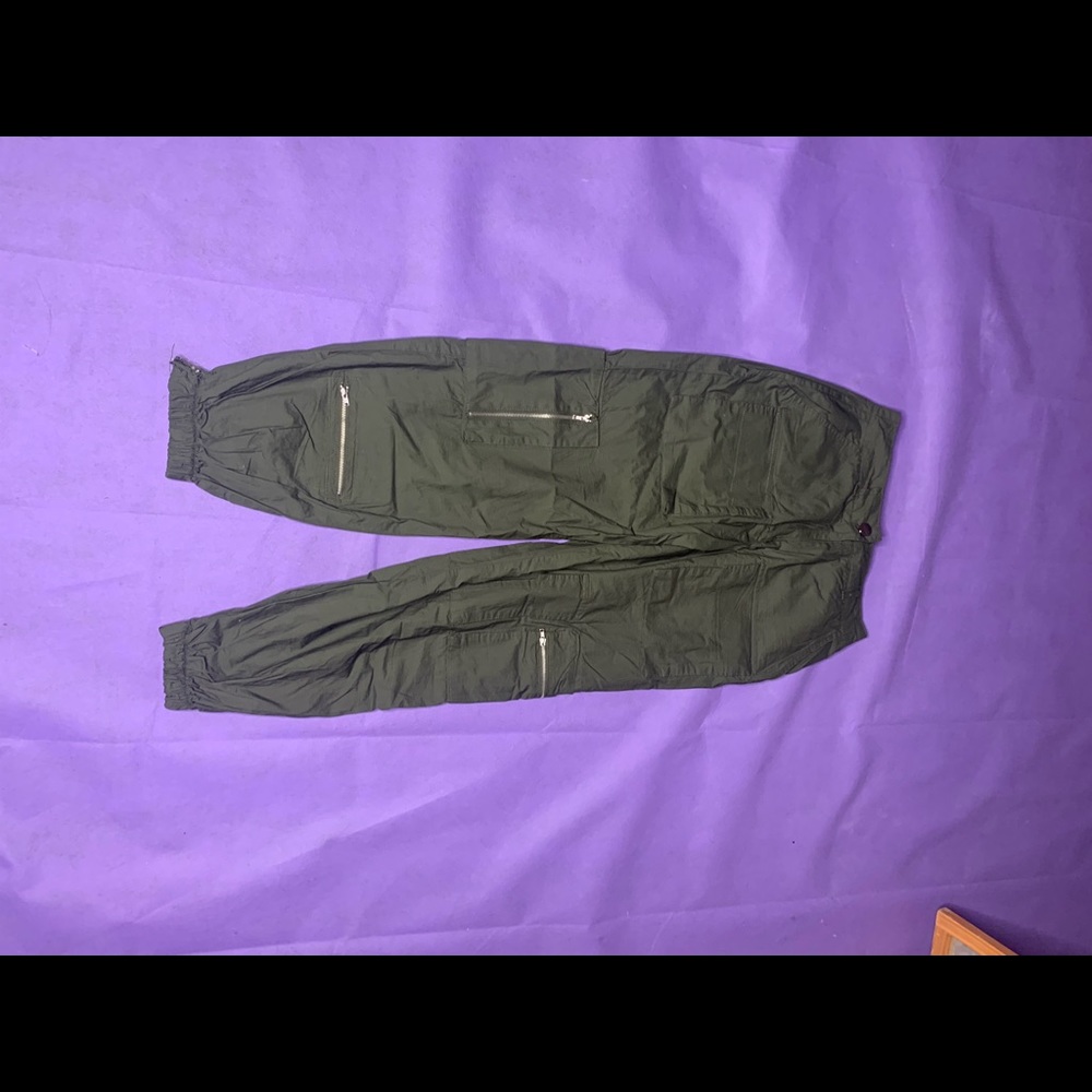 Dark green cargo navy pants..fits like smedium